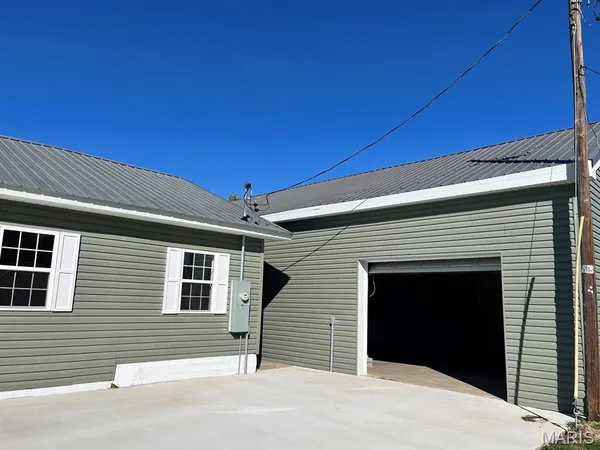 $204,900 | 121 South Poplar Street, Dexter, MO 63841