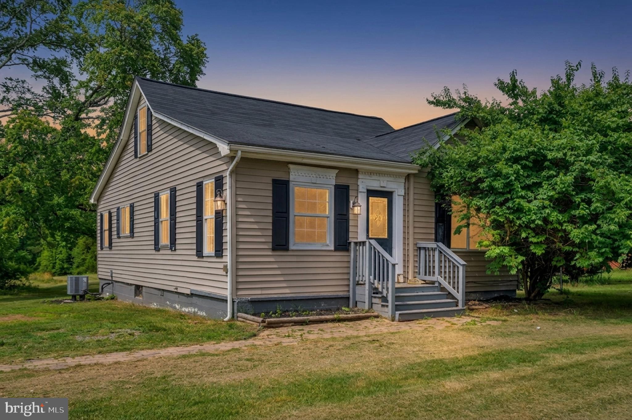 Welcome Home to 13832 Post Oak Road.
