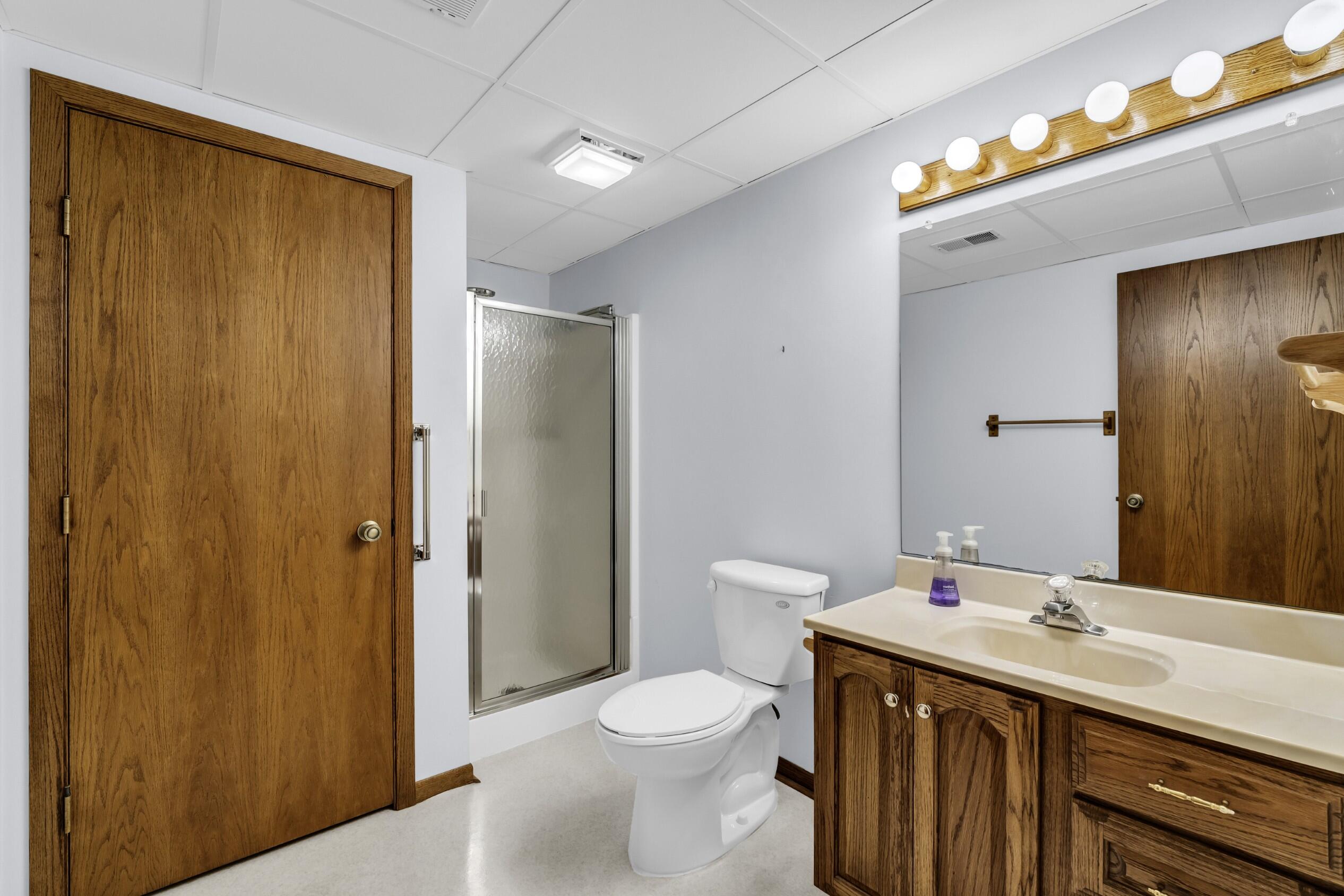 6615 Chesapeake Road Caledonia, WI 53406 - Photo 20 of 30 LL Bathroom