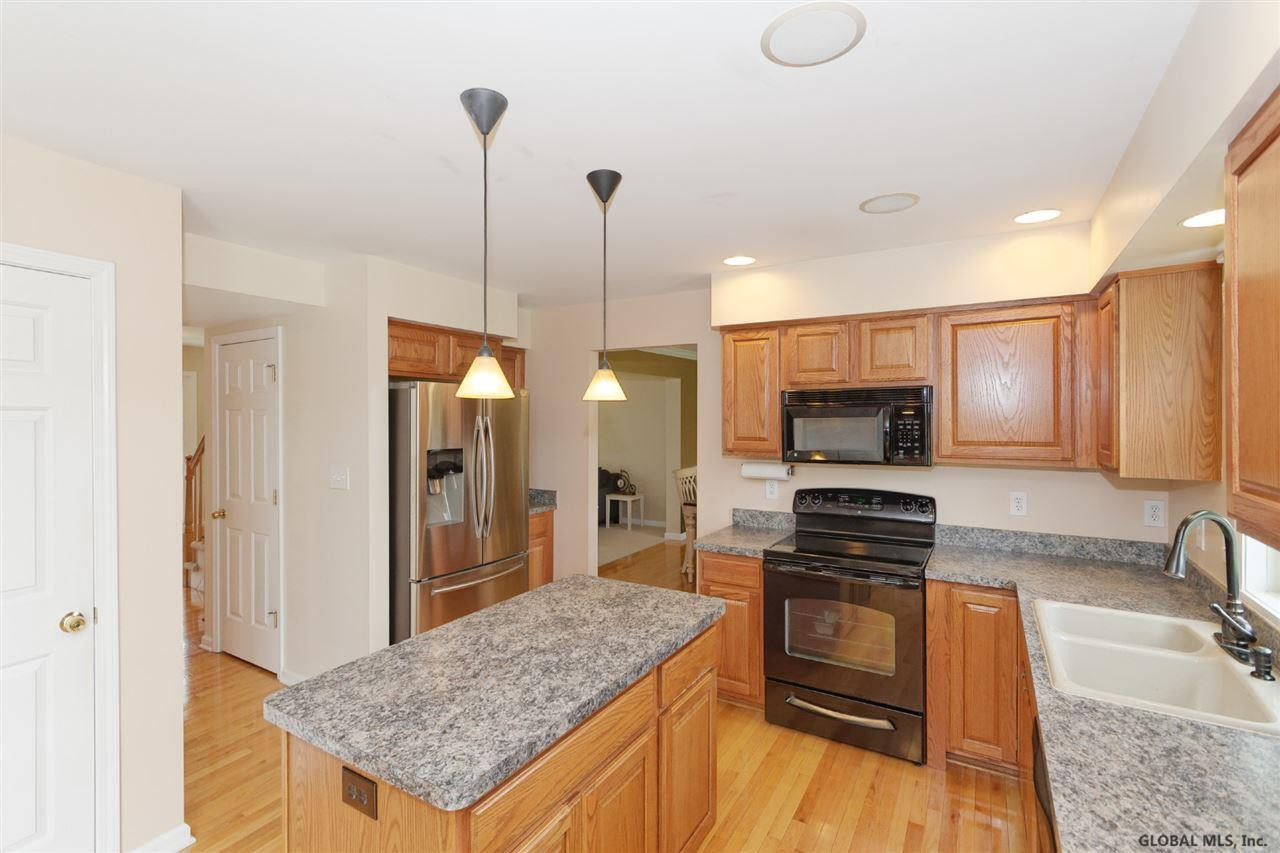 21 Robin Hill Road Halfmoon, NY 12118 - Photo 18 of 44 Photo 18