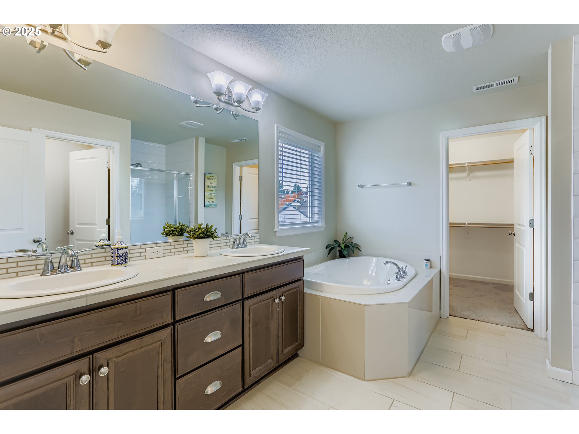 15598 Southwest Wren Lane Beaverton, OR 97007 - Photo 16 of 33 Bathroom