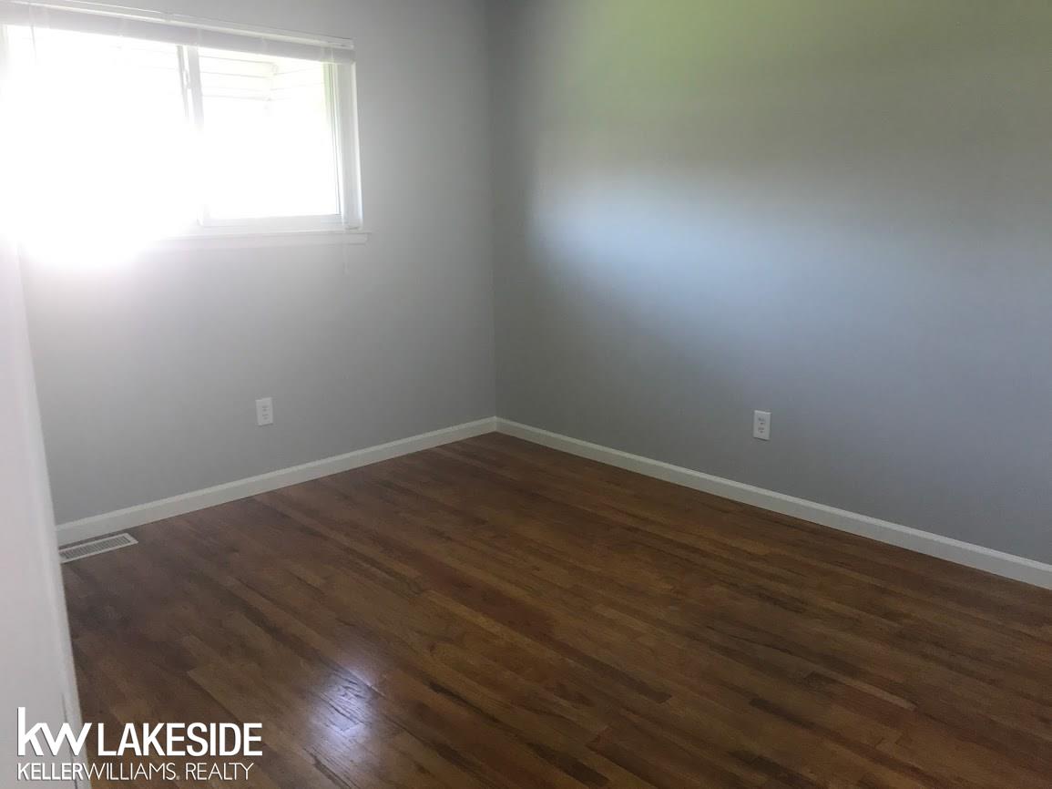 32335 Ruehle Avenue Warren, MI 48093 - Photo 13 of 24 31349460-12.JPG