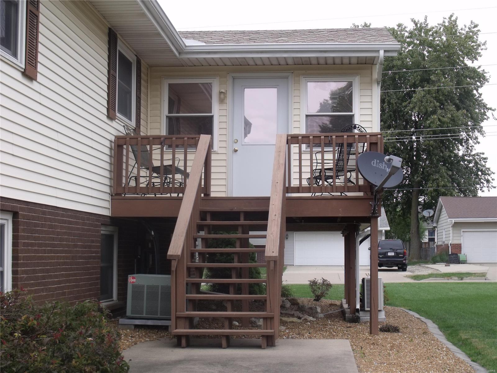 1008 West County Road Jerseyville, IL 62052 - Photo 3 of 24 Gallery Image 3