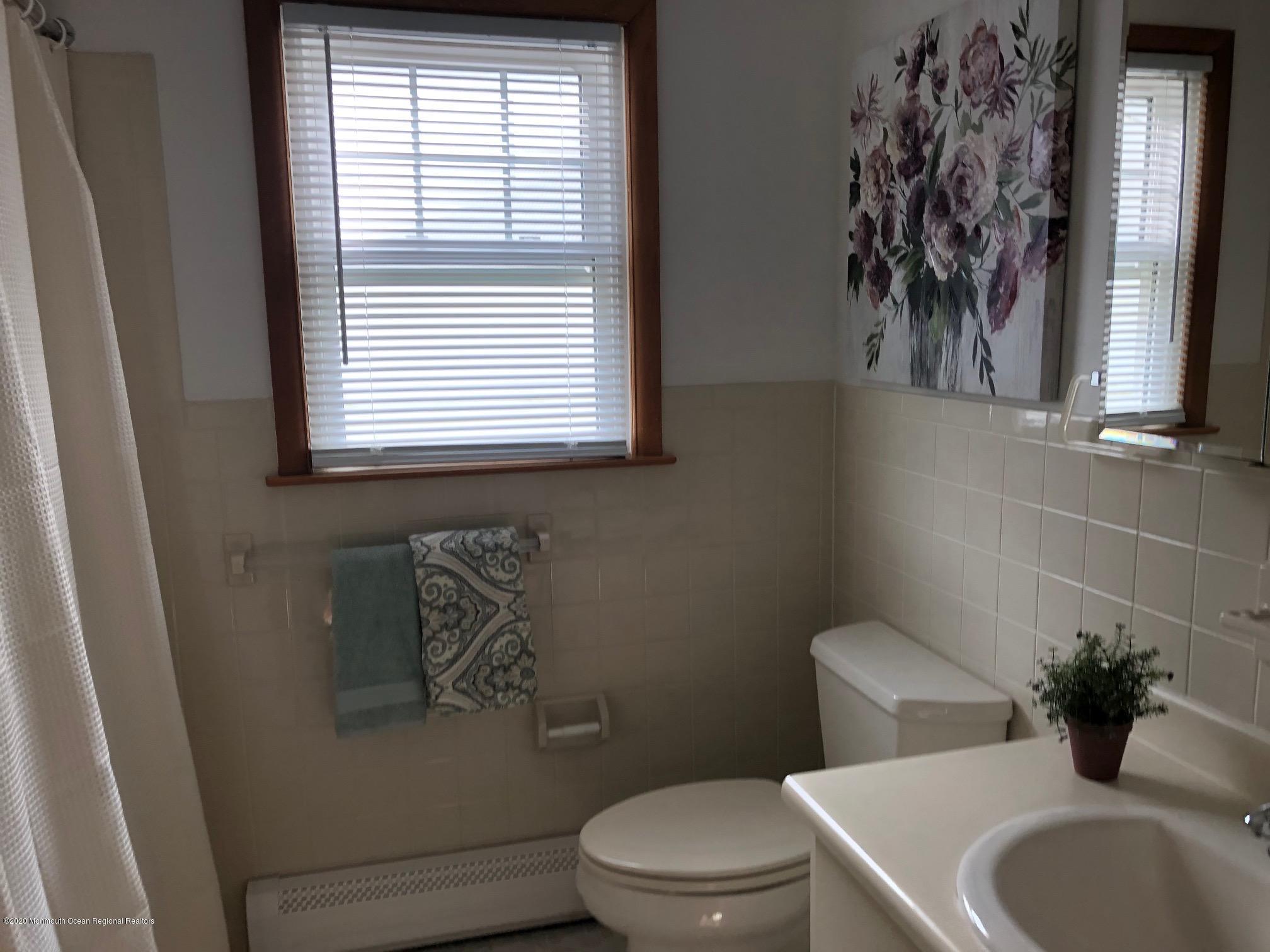 34 Oakfield Road Toms River, NJ 08757 - Photo 4 of 8 GUEST BATH FULL SIZED