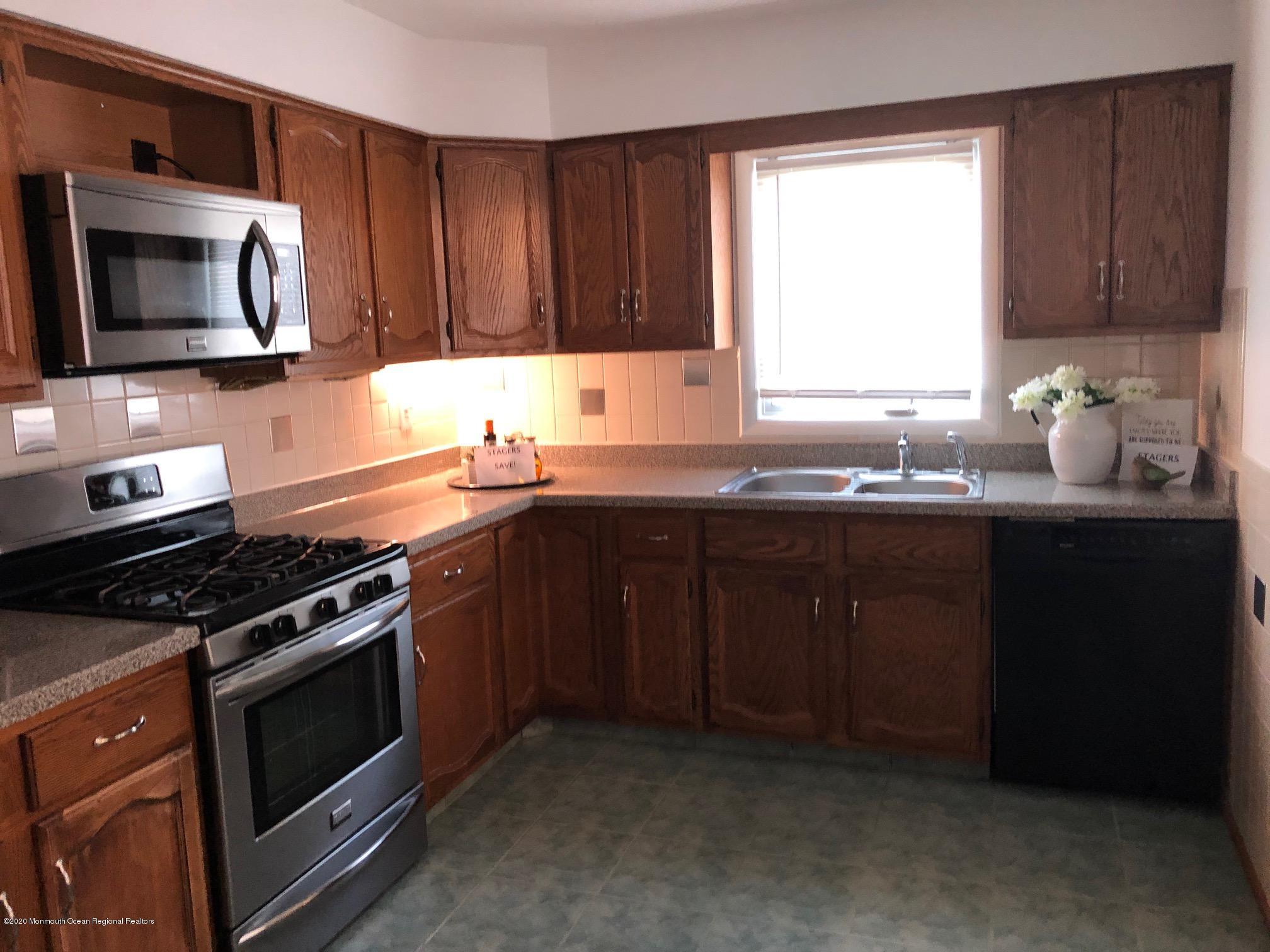 34 Oakfield Road Toms River, NJ 08757 - Photo 7 of 8 KITCHEN