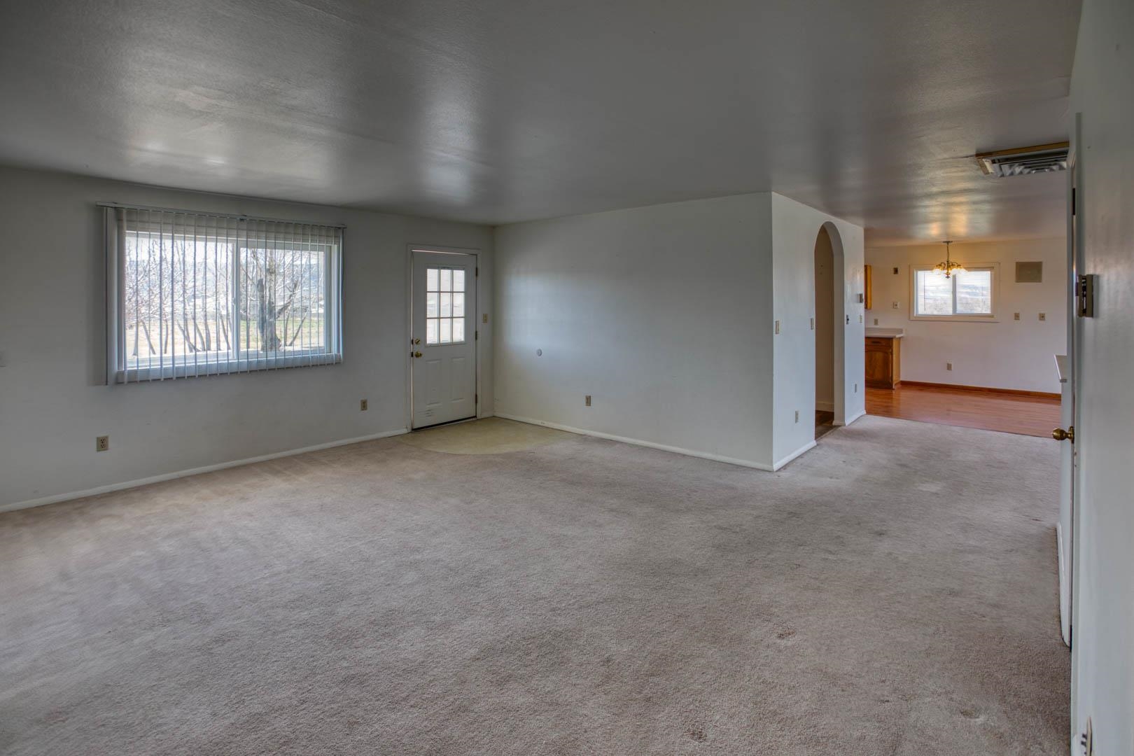 1179 17 Road Fruita, CO 81521 - Photo 4 of 36 an empty room with windows