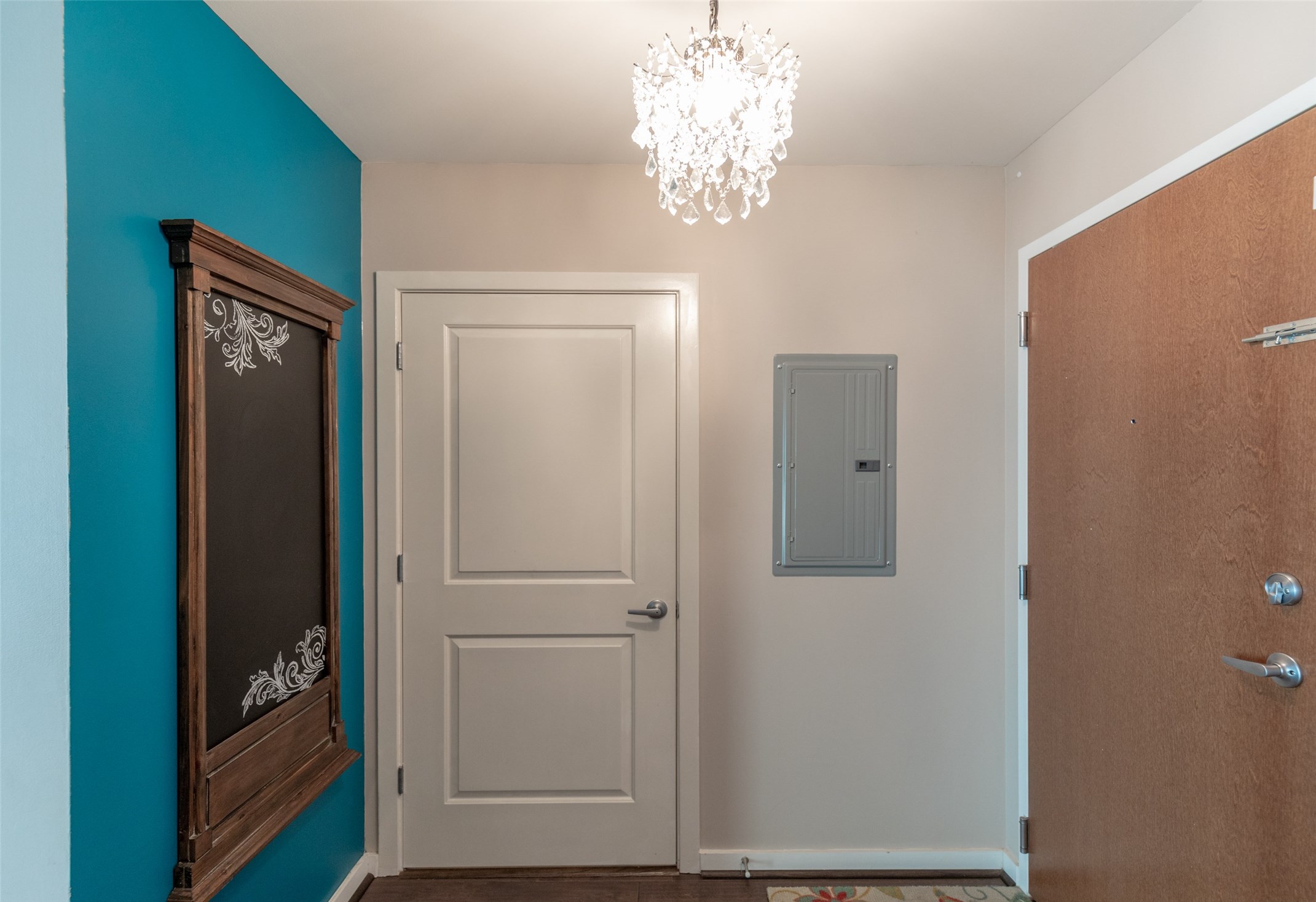 5925 Almeda Road, Unit 11814 Houston, TX 77004 - Photo 16 of 41 Entry foyer with beautiful chandelier!