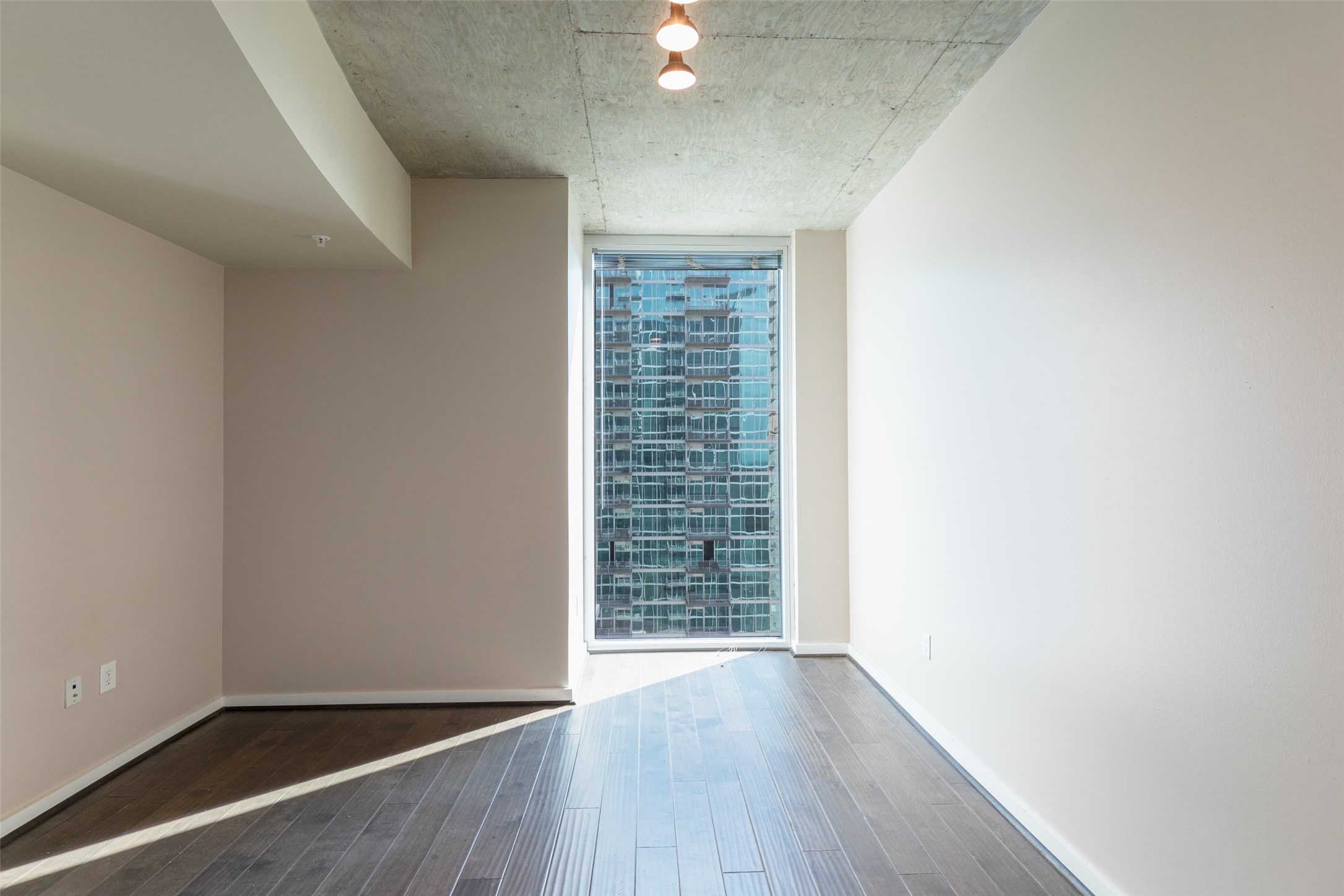 5925 Almeda Road, Unit 11814 Houston, TX 77004 - Photo 25 of 41 Bedroom no 2- with 10' ceilings, wooden floors, attached bath and a huge window!