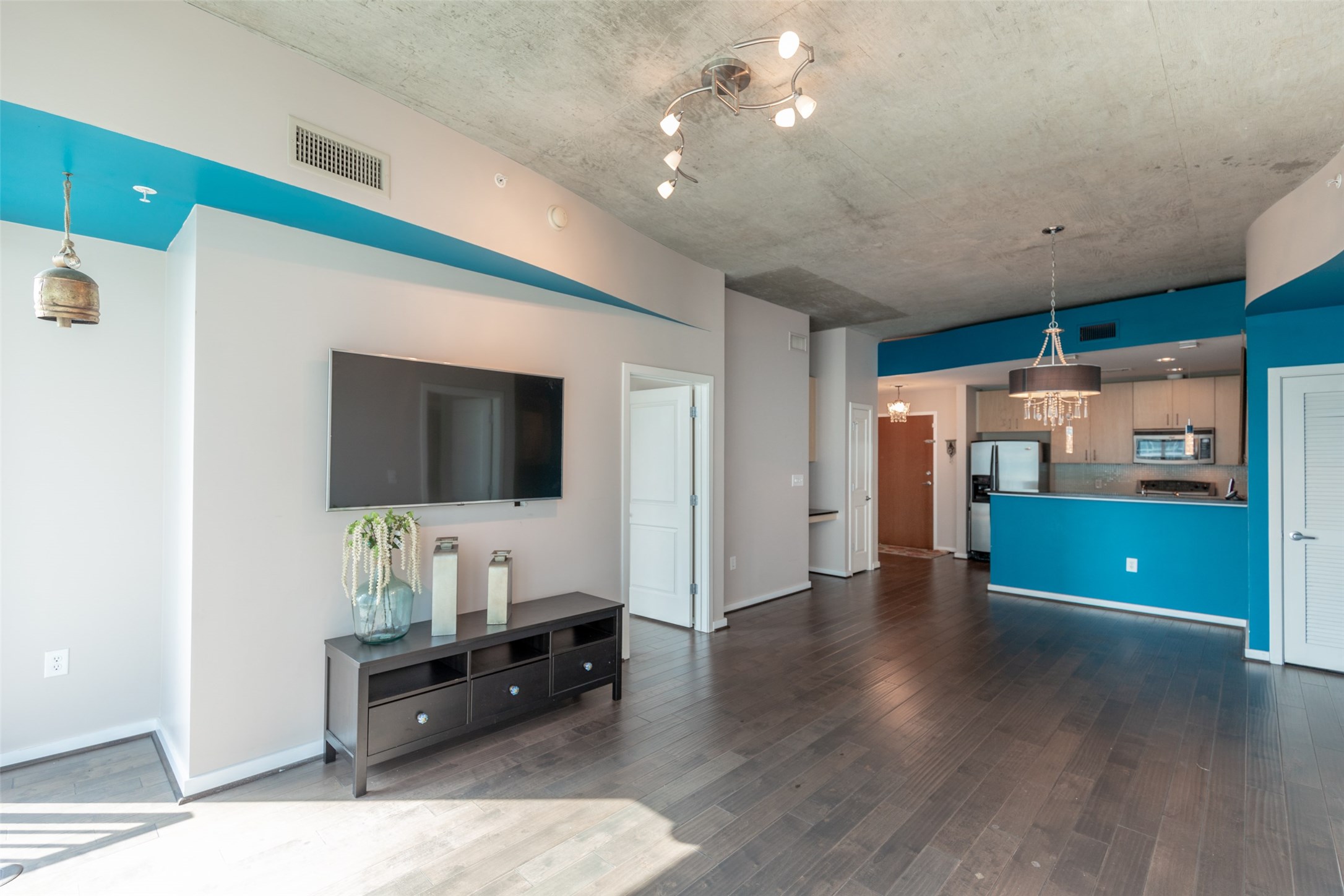 5925 Almeda Road, Unit 11814 Houston, TX 77004 - Photo 9 of 41 Living room with beautiful wooden floors, a nook for your favorite book shelf or art decor and wall mount TV pre-wiring