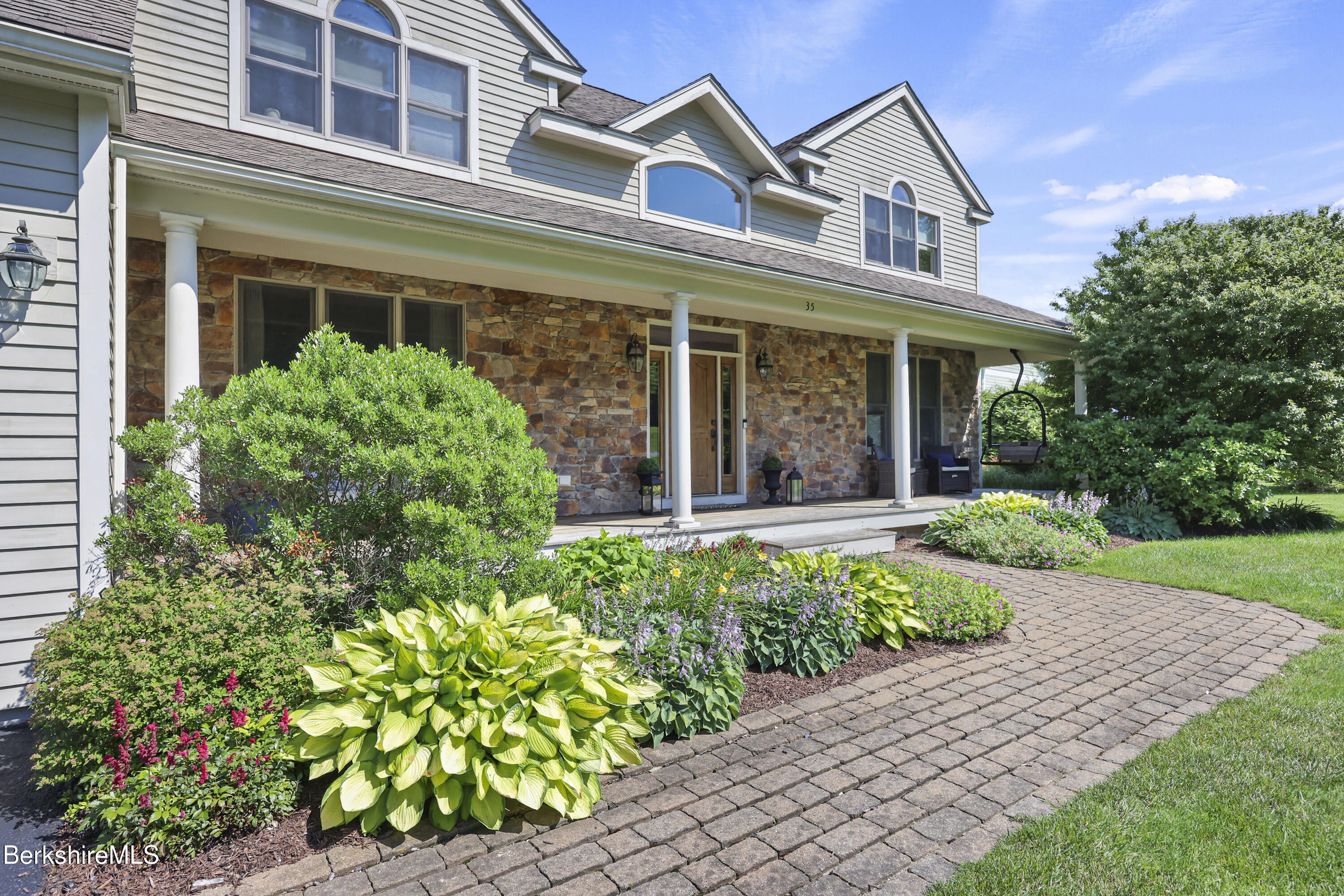 35 Meadow Ridge Drive Pittsfield, MA 01201 - Photo 4 of 81 Exterior Front