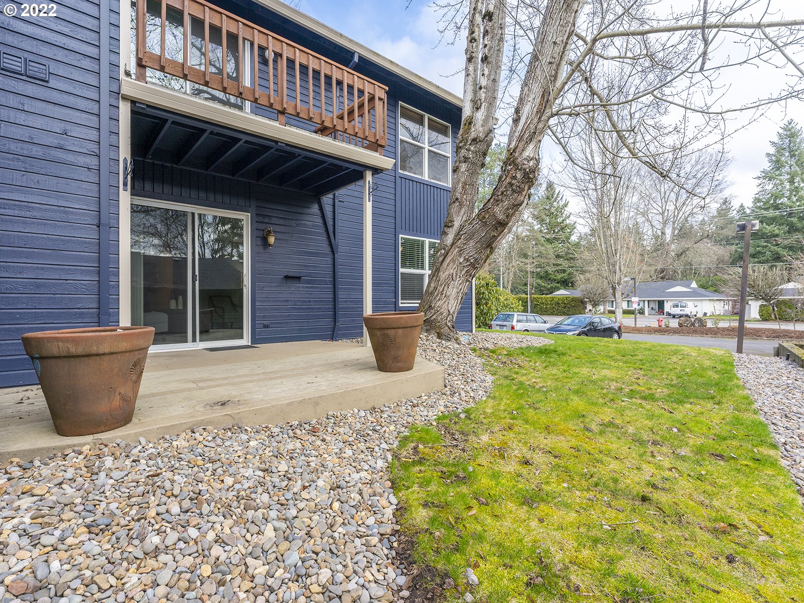 9784 Southwest Tualatin Road Tualatin, OR 97062 - Photo 29 of 32 a view of a building with sitting area