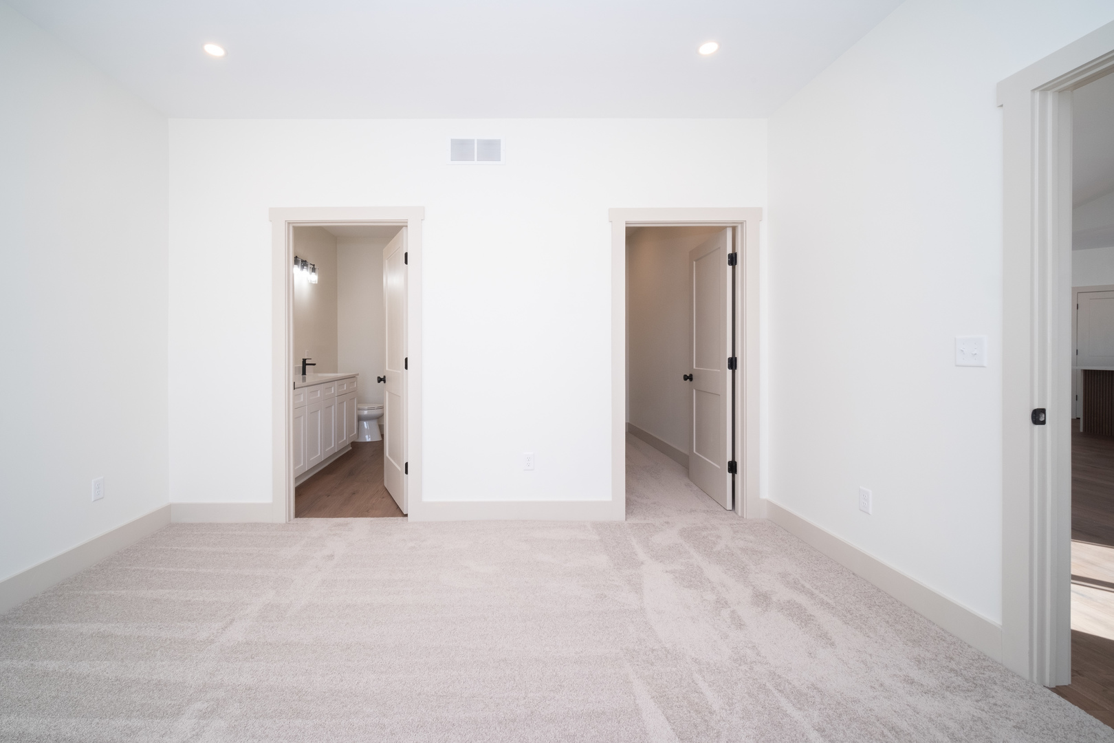 550 Cross Plains Road Rockford, IL 61107 - Photo 20 of 34 an empty room with a natural light