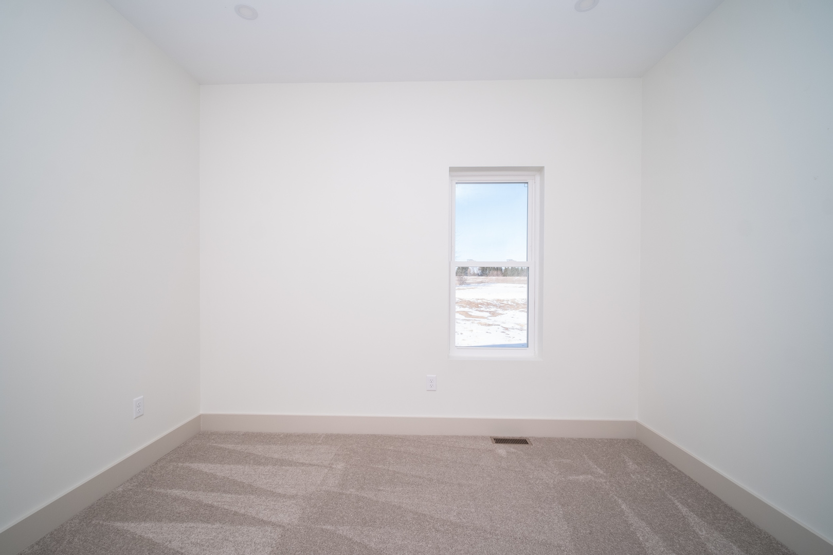 550 Cross Plains Road Rockford, IL 61107 - Photo 25 of 34 an empty room with a window