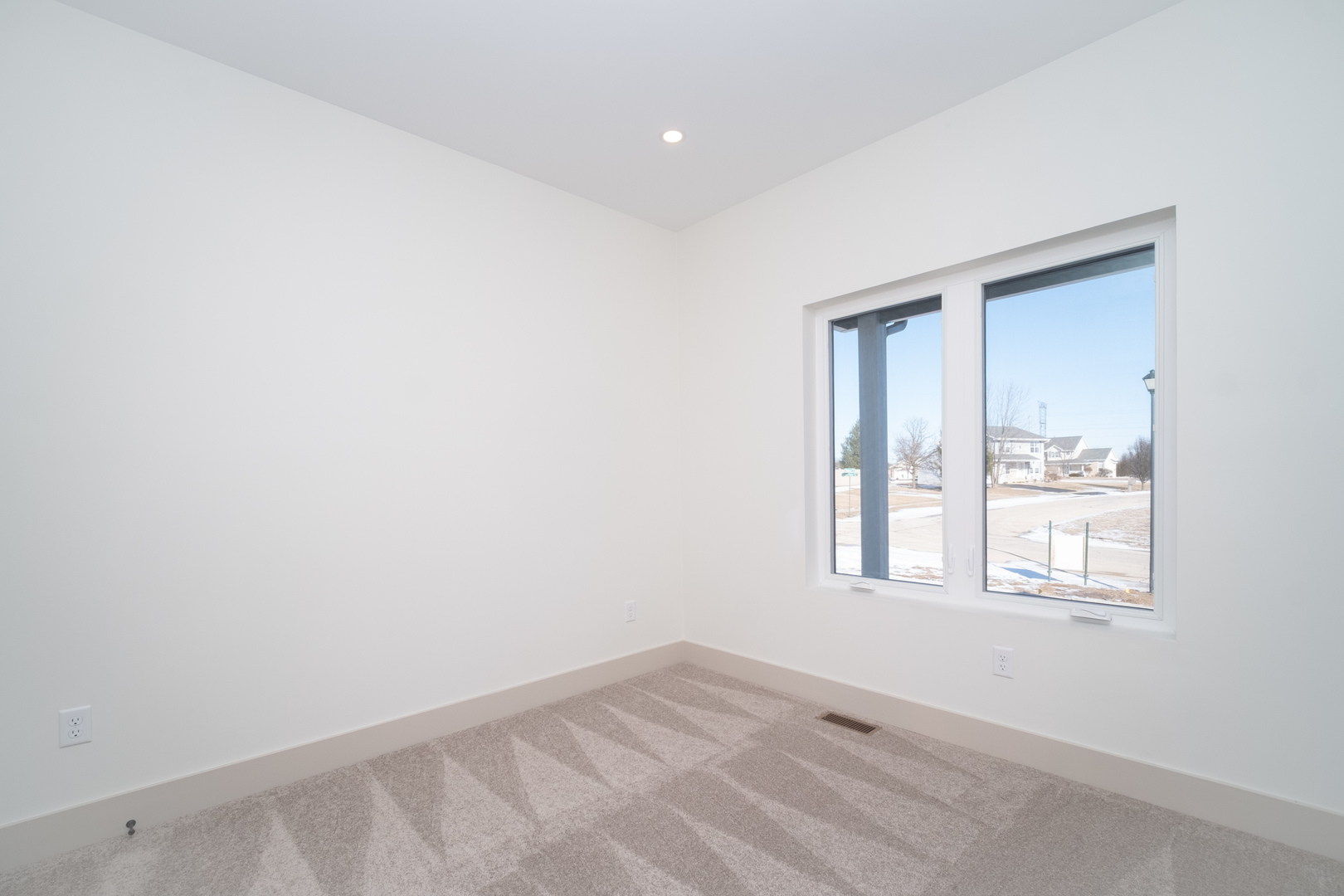 550 Cross Plains Road Rockford, IL 61107 - Photo 29 of 34 an empty room with windows and closet