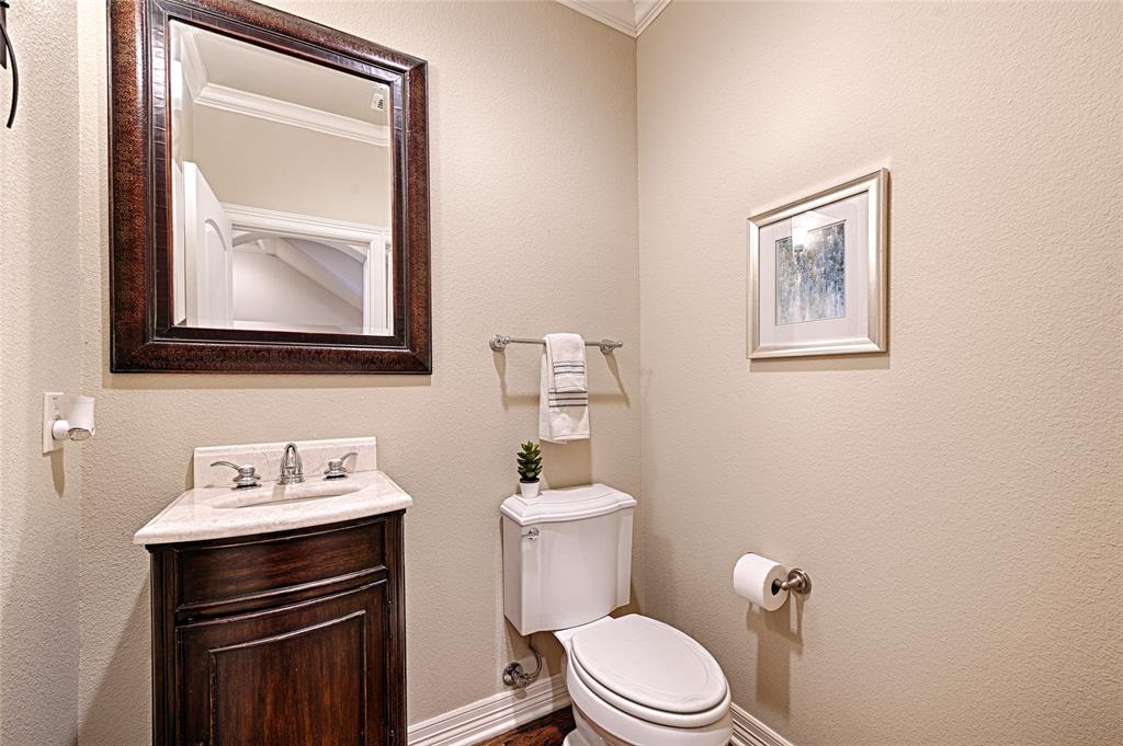 6269 Oram Street, Unit 10 Dallas, TX 75214 - Photo 13 of 25 a bathroom with a toilet a sink and mirror