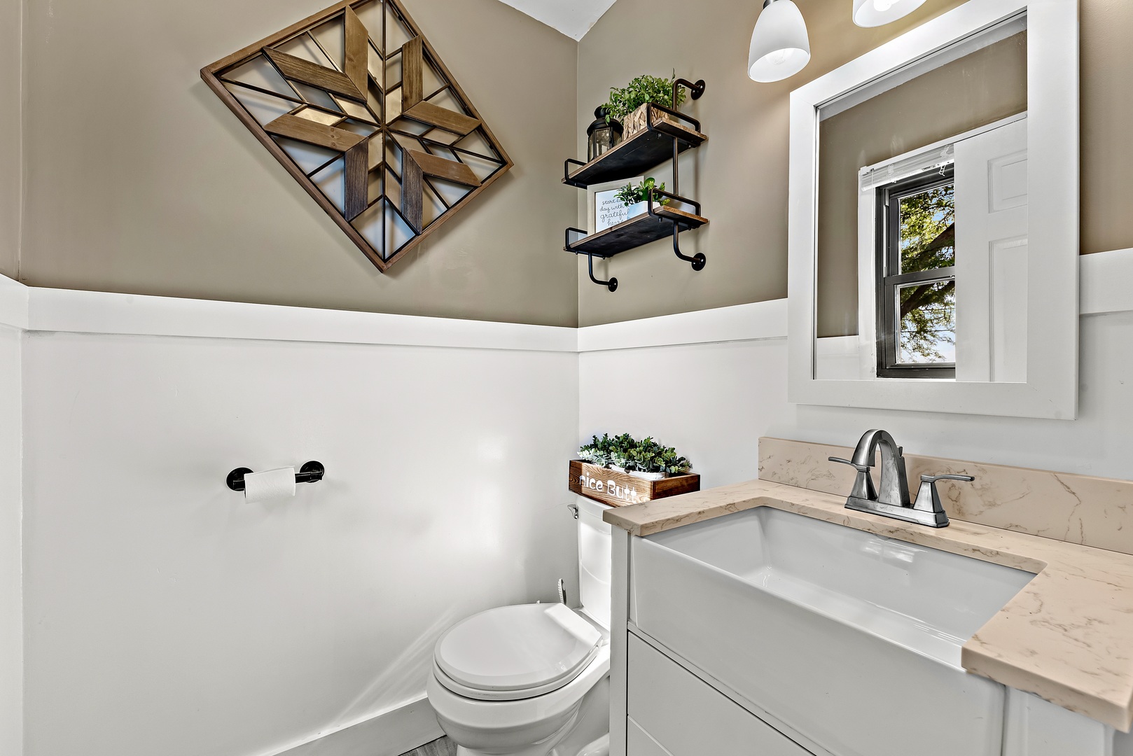 3248 River Road Kankakee, IL 60901 - Photo 12 of 32 a bathroom with a toilet sink and mirror