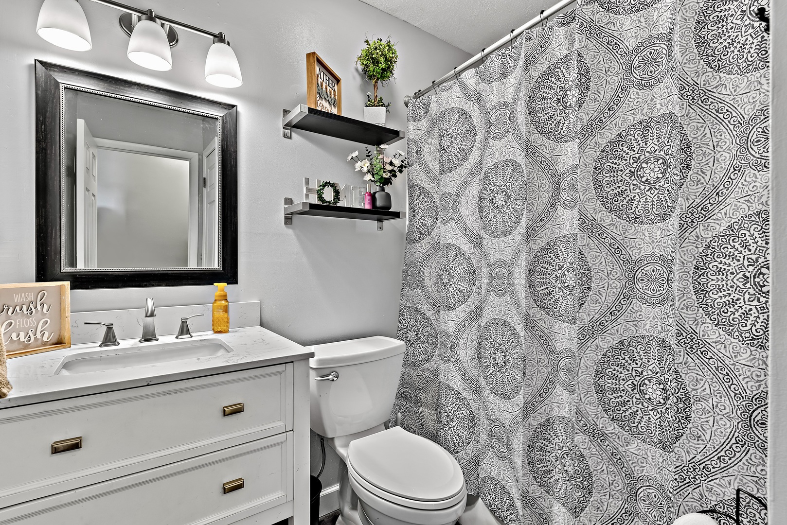 3248 River Road Kankakee, IL 60901 - Photo 13 of 32 a bathroom with a toilet sink and mirror