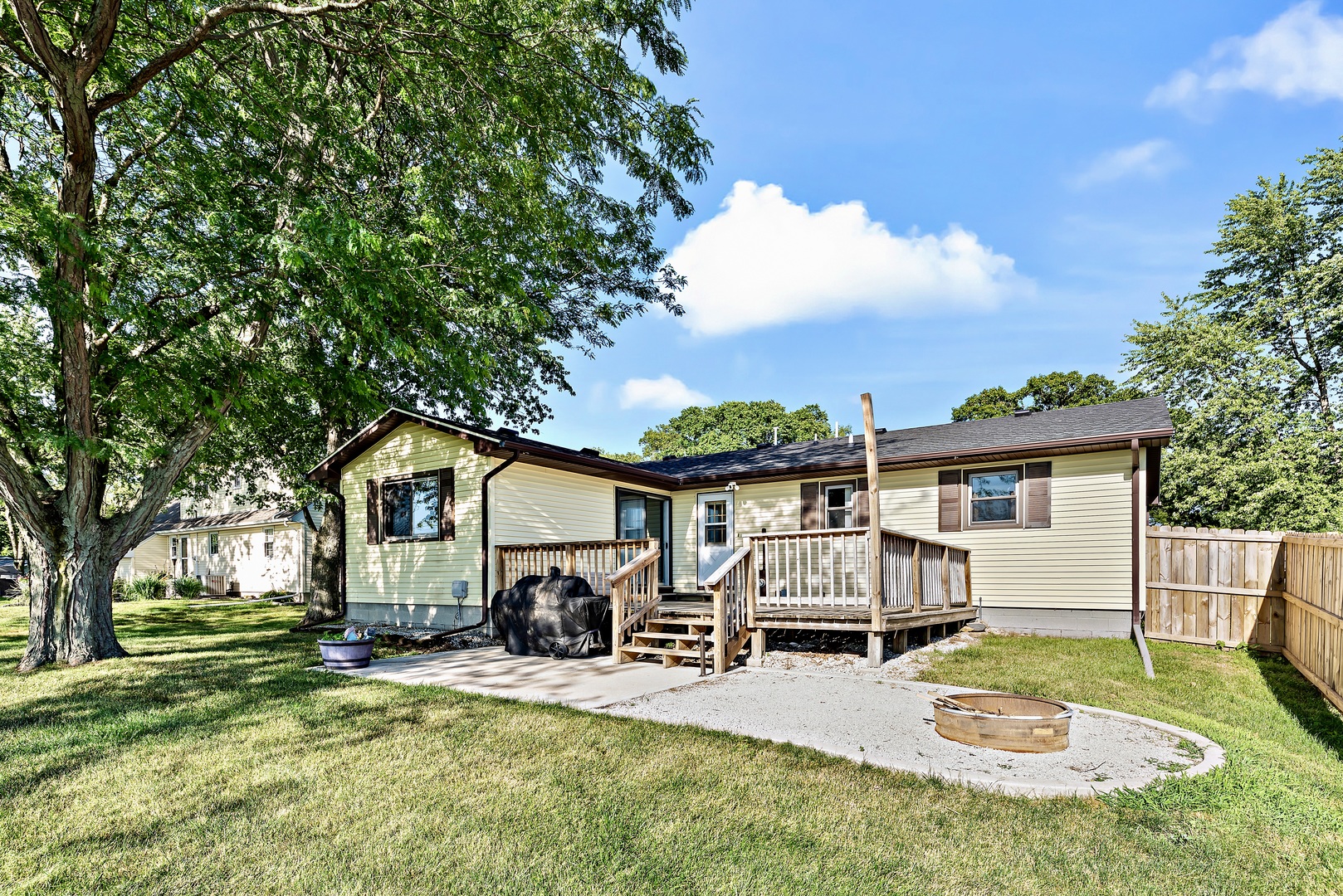 3248 River Road Kankakee, IL 60901 - Photo 17 of 32 front view of a house with a patio