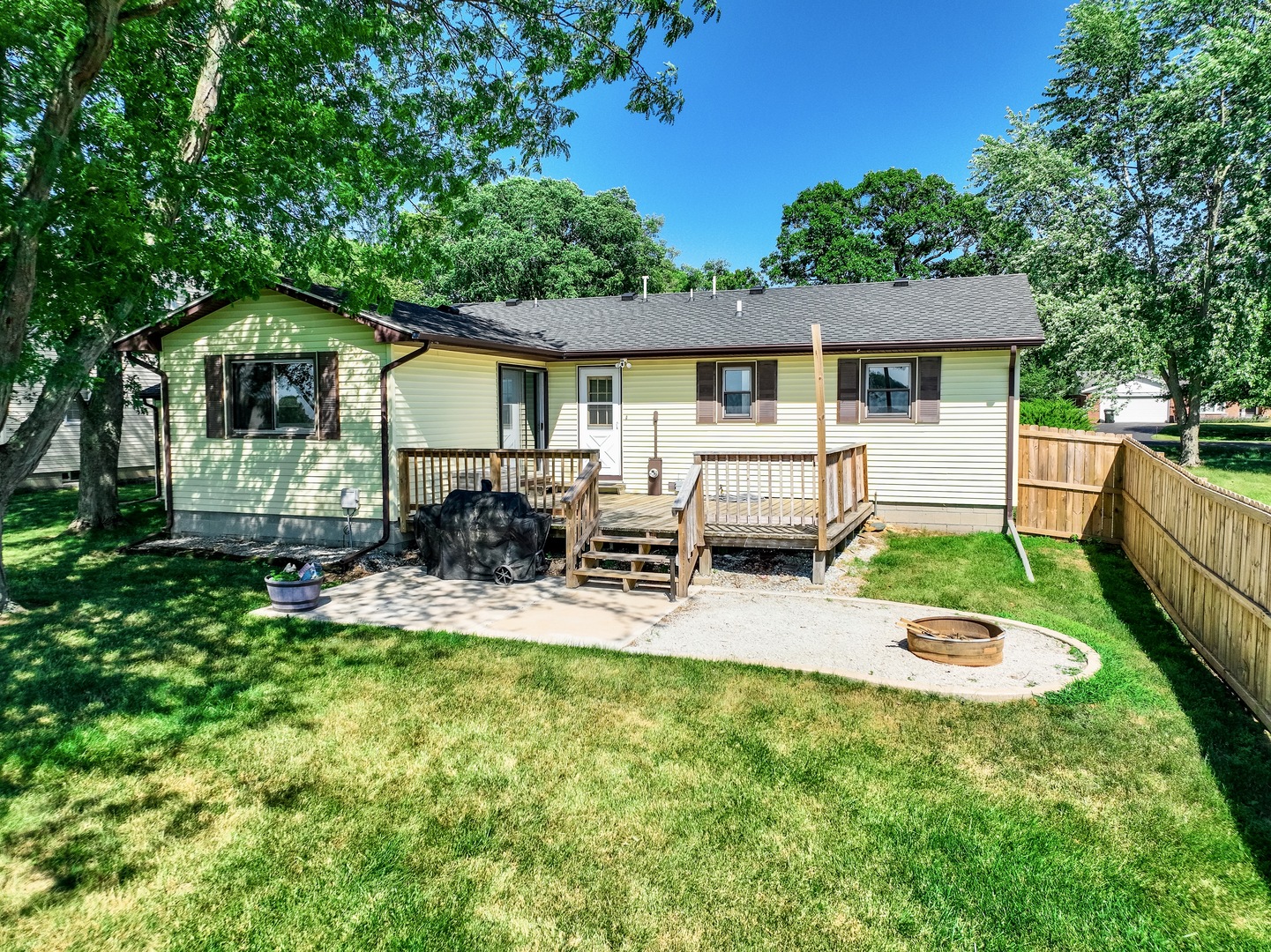 3248 River Road Kankakee, IL 60901 - Photo 24 of 32 front view of a house with a yard