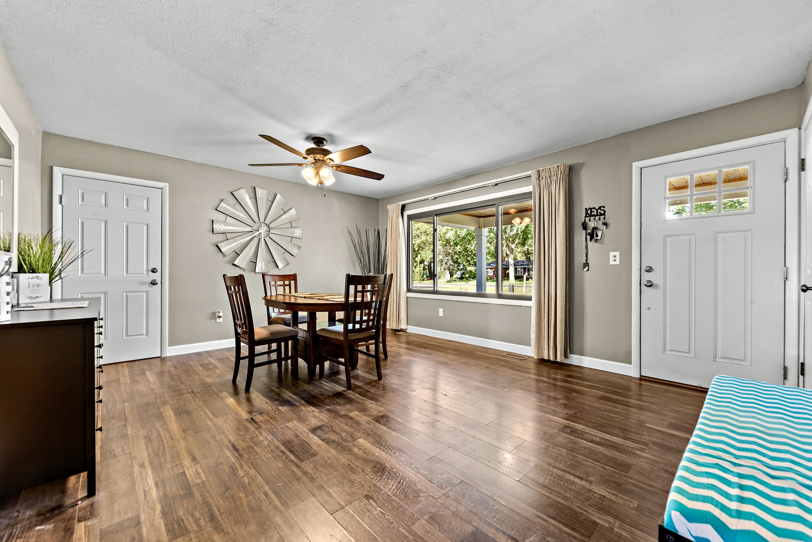 3248 River Road Kankakee, IL 60901 - Photo 4 of 32 a view of a livingroom and dining room