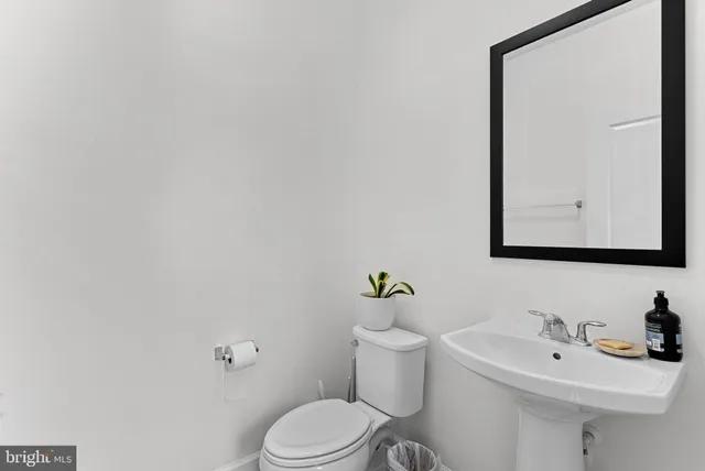 $960,000 | 5237 Ridgeview Retreat Drive, Chantilly, VA 20151