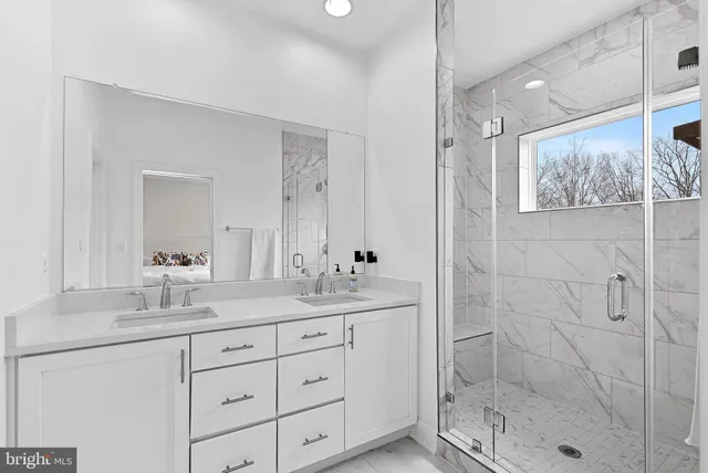 $960,000 | 5237 Ridgeview Retreat Drive, Chantilly, VA 20151