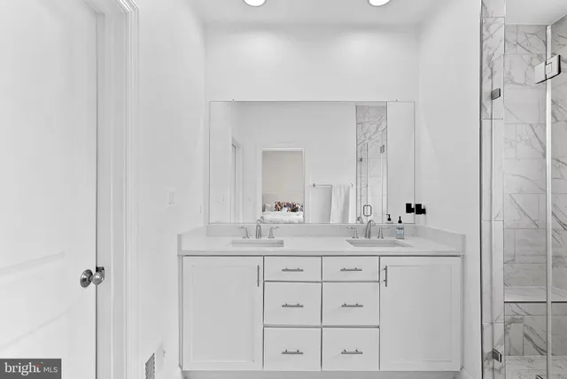 $960,000 | 5237 Ridgeview Retreat Drive, Chantilly, VA 20151