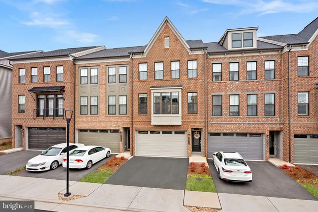 $960,000 | 5237 Ridgeview Retreat Drive, Chantilly, VA 20151