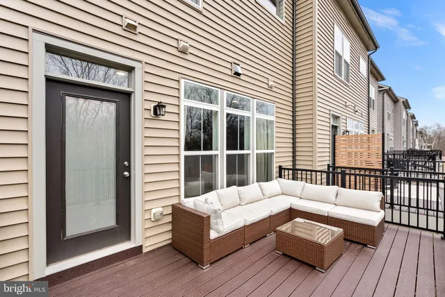 $960,000 | 5237 Ridgeview Retreat Drive, Chantilly, VA 20151