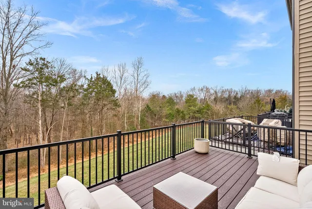 $960,000 | 5237 Ridgeview Retreat Drive, Chantilly, VA 20151
