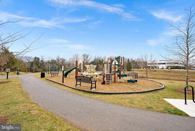 $960,000 | 5237 Ridgeview Retreat Drive, Chantilly, VA 20151