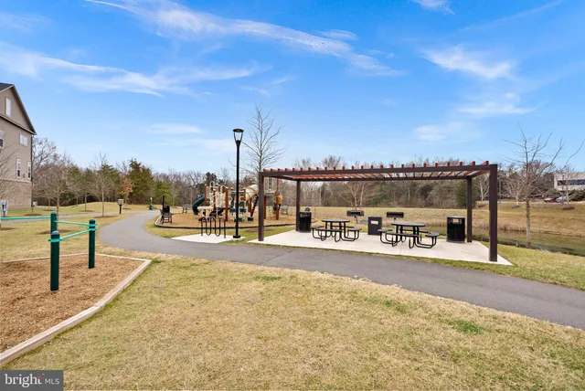 $960,000 | 5237 Ridgeview Retreat Drive, Chantilly, VA 20151