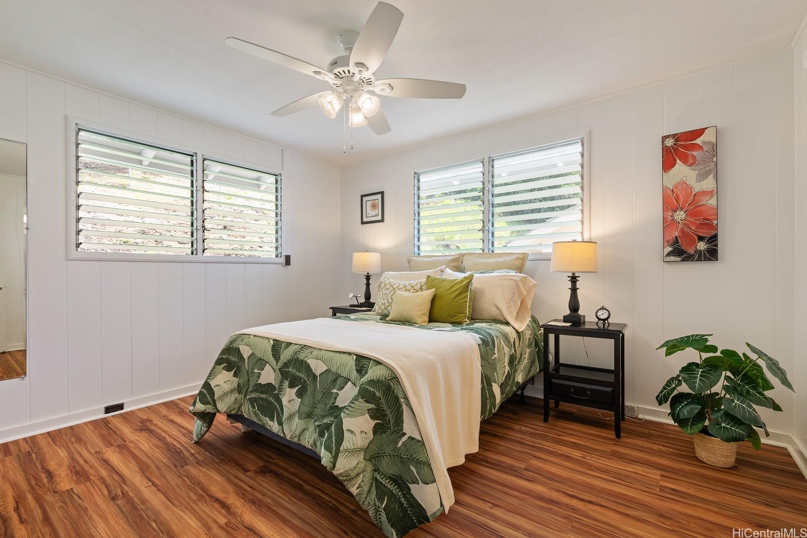 240 Puiwa Road Honolulu, HI 96817 - Photo 9 of 18 a bed room with a bed and a chandelier