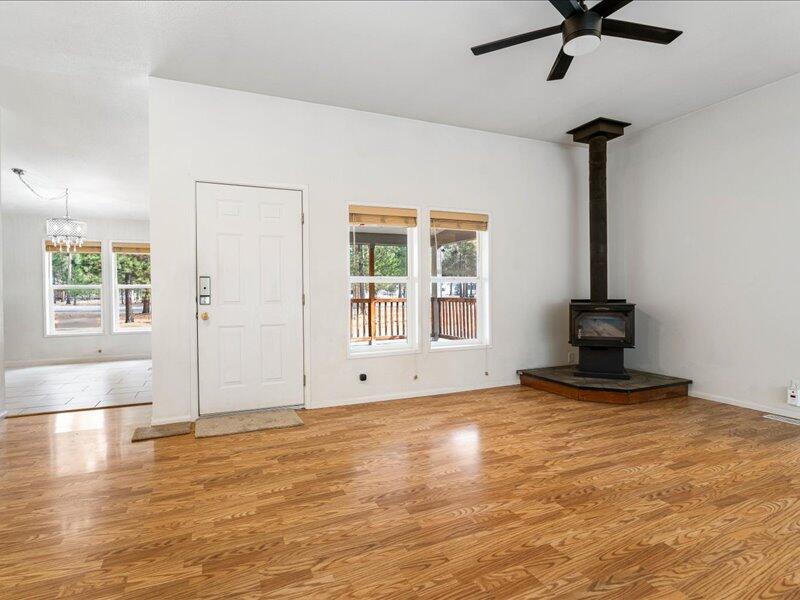 152382 Wagon Trail Road La Pine, OR 97739 - Photo 18 of 35 02-Living Area