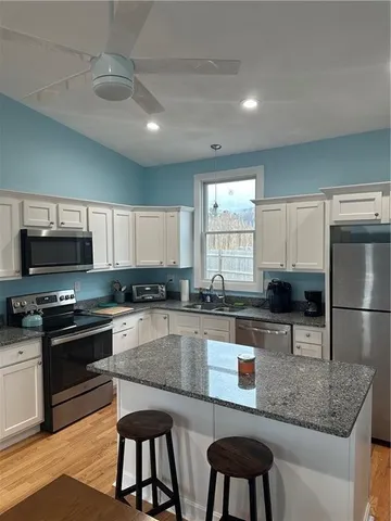 $3,000 | 17 Crescent Road, Middletown, RI 02842