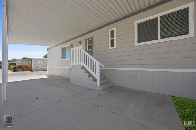 a view of entryway of house