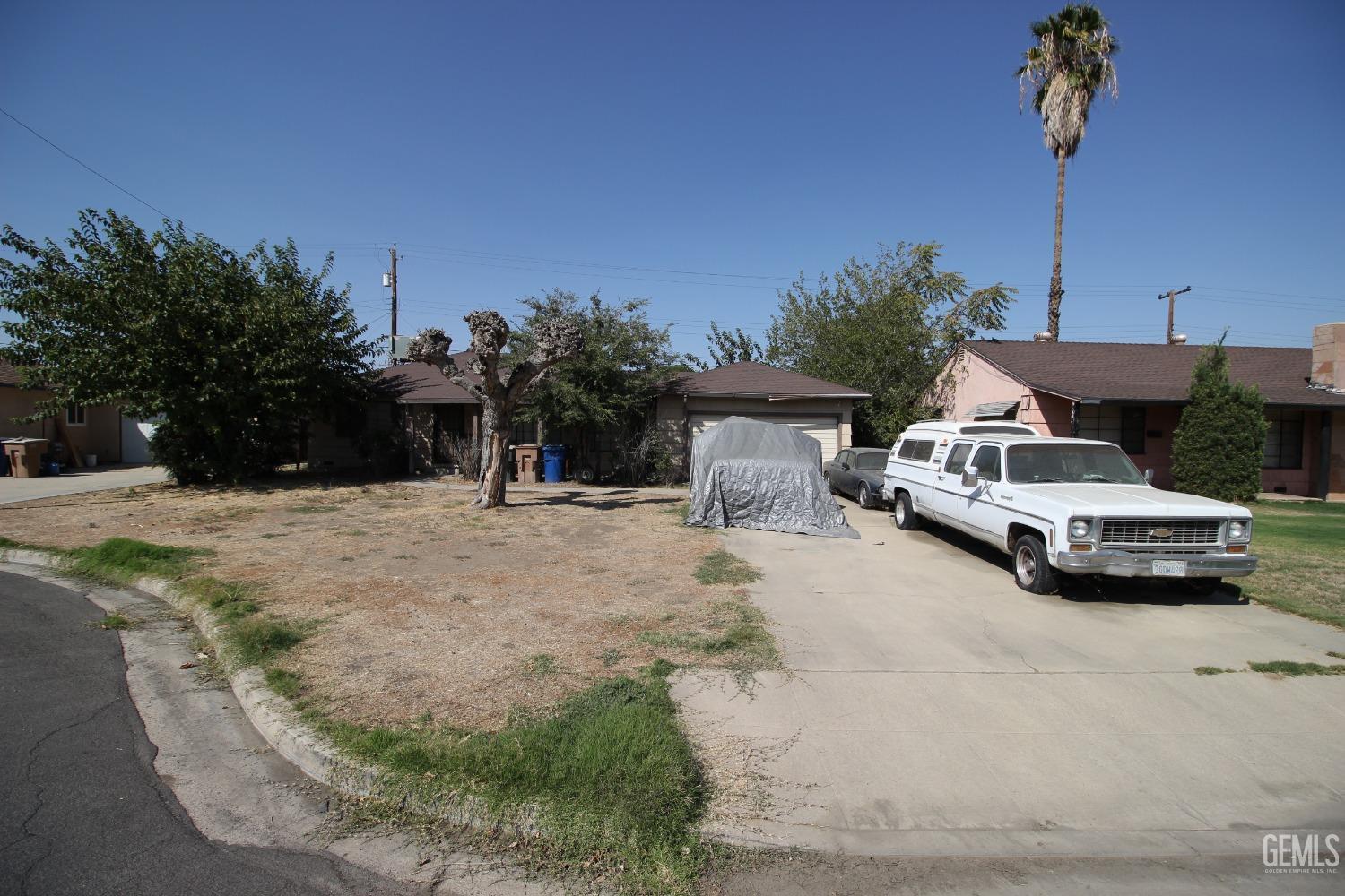 a view of a yard with car parked