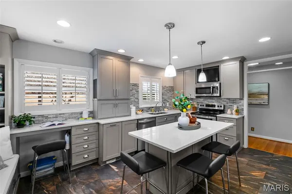 $525,000 | 1889 North Signal Hills Drive, Kirkwood, MO 63122