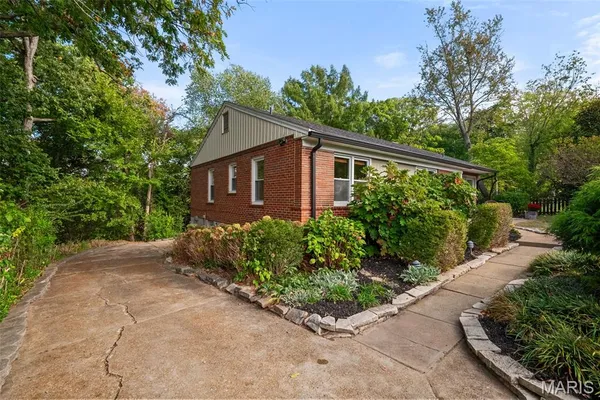 $525,000 | 1889 North Signal Hills Drive, Kirkwood, MO 63122