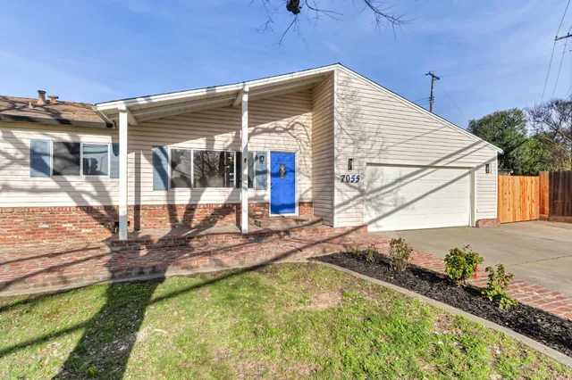 a view of house with backyard