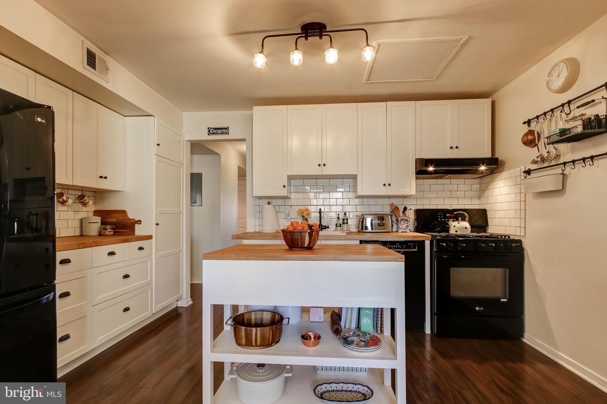 1663 Parkcrest Circle, Unit 300 Reston, VA 20190 - Photo 10 of 30 Remodeled Kitchen