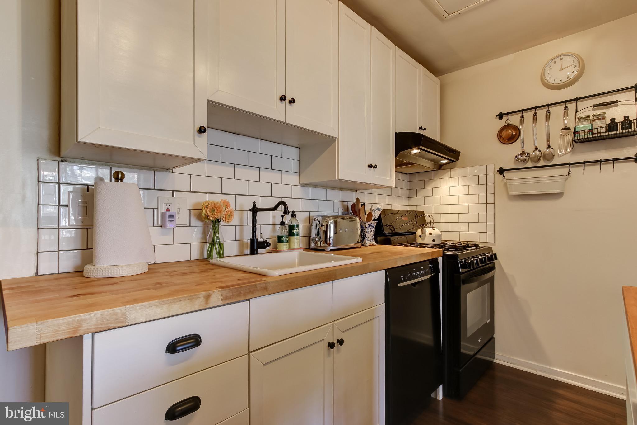 1663 Parkcrest Circle, Unit 300 Reston, VA 20190 - Photo 13 of 30 Beautiful Backsplash