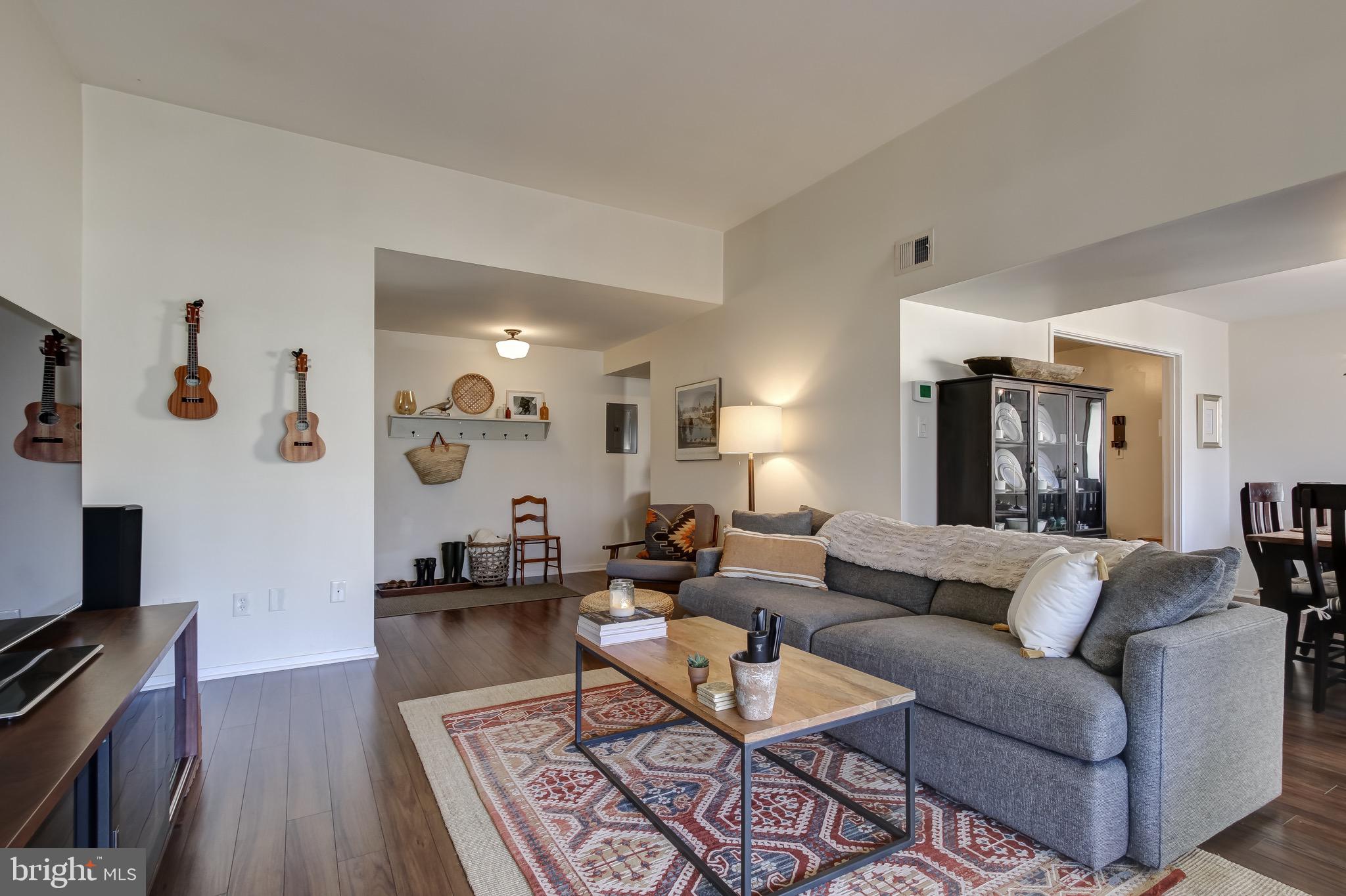 1663 Parkcrest Circle, Unit 300 Reston, VA 20190 - Photo 15 of 30 Living Room