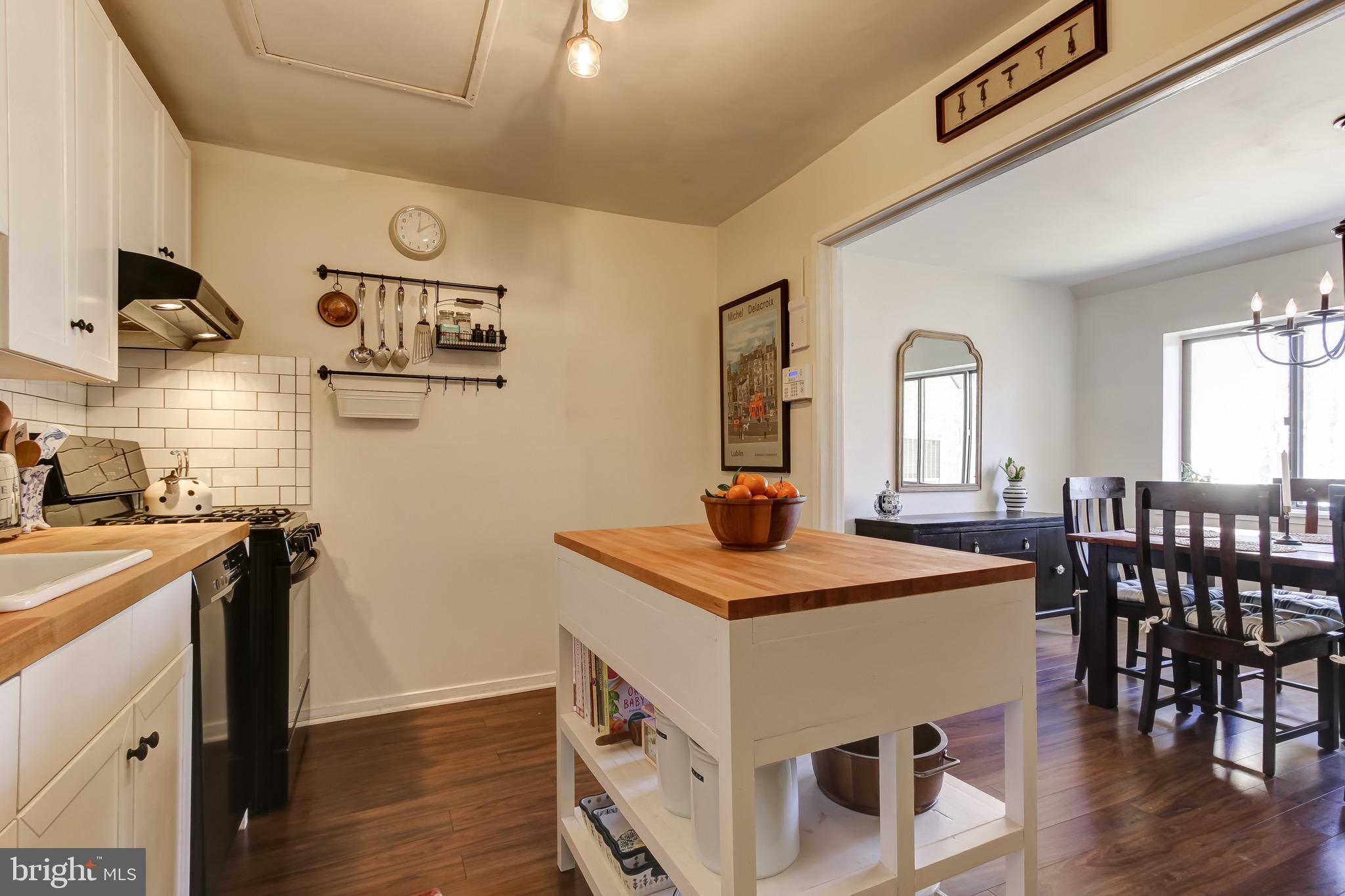 1663 Parkcrest Circle, Unit 300 Reston, VA 20190 - Photo 9 of 30 Gourmet Kitchen