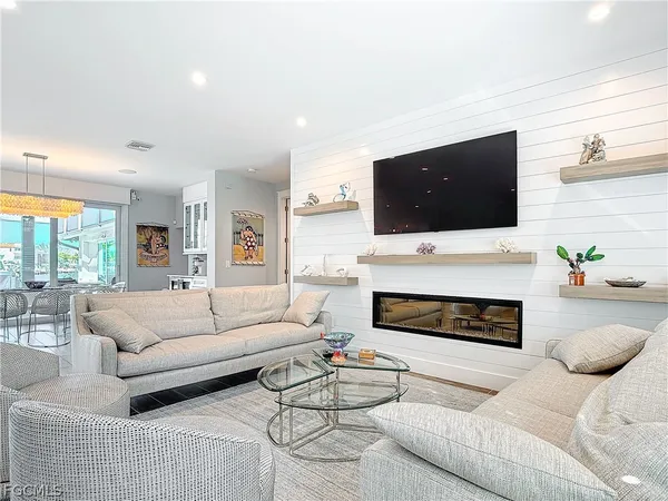 $3,599,000 | 750 Periwinkle Way, Sanibel, FL 33957