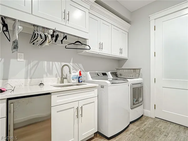 $3,599,000 | 750 Periwinkle Way, Sanibel, FL 33957