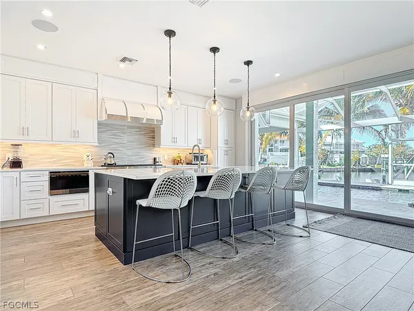 $3,599,000 | 750 Periwinkle Way, Sanibel, FL 33957