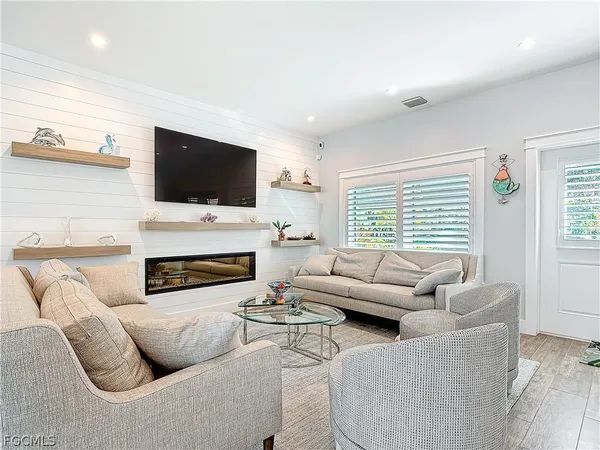 $3,599,000 | 750 Periwinkle Way, Sanibel, FL 33957