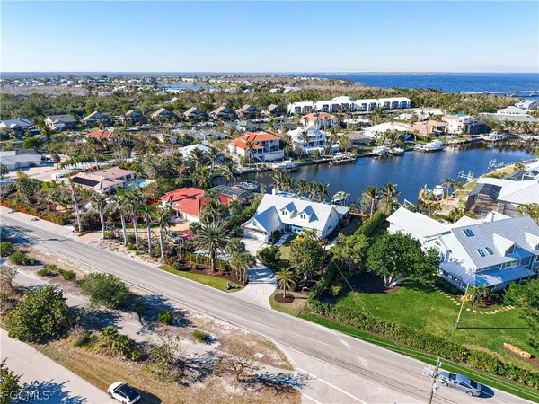 $3,599,000 | 750 Periwinkle Way, Sanibel, FL 33957