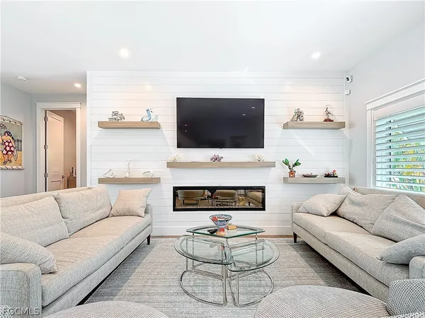 $3,599,000 | 750 Periwinkle Way, Sanibel, FL 33957